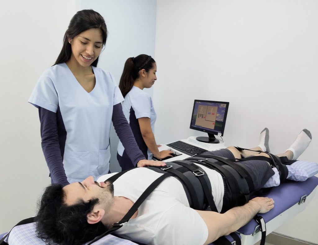 aplicacion de quirotracción a hombre con hernia discal