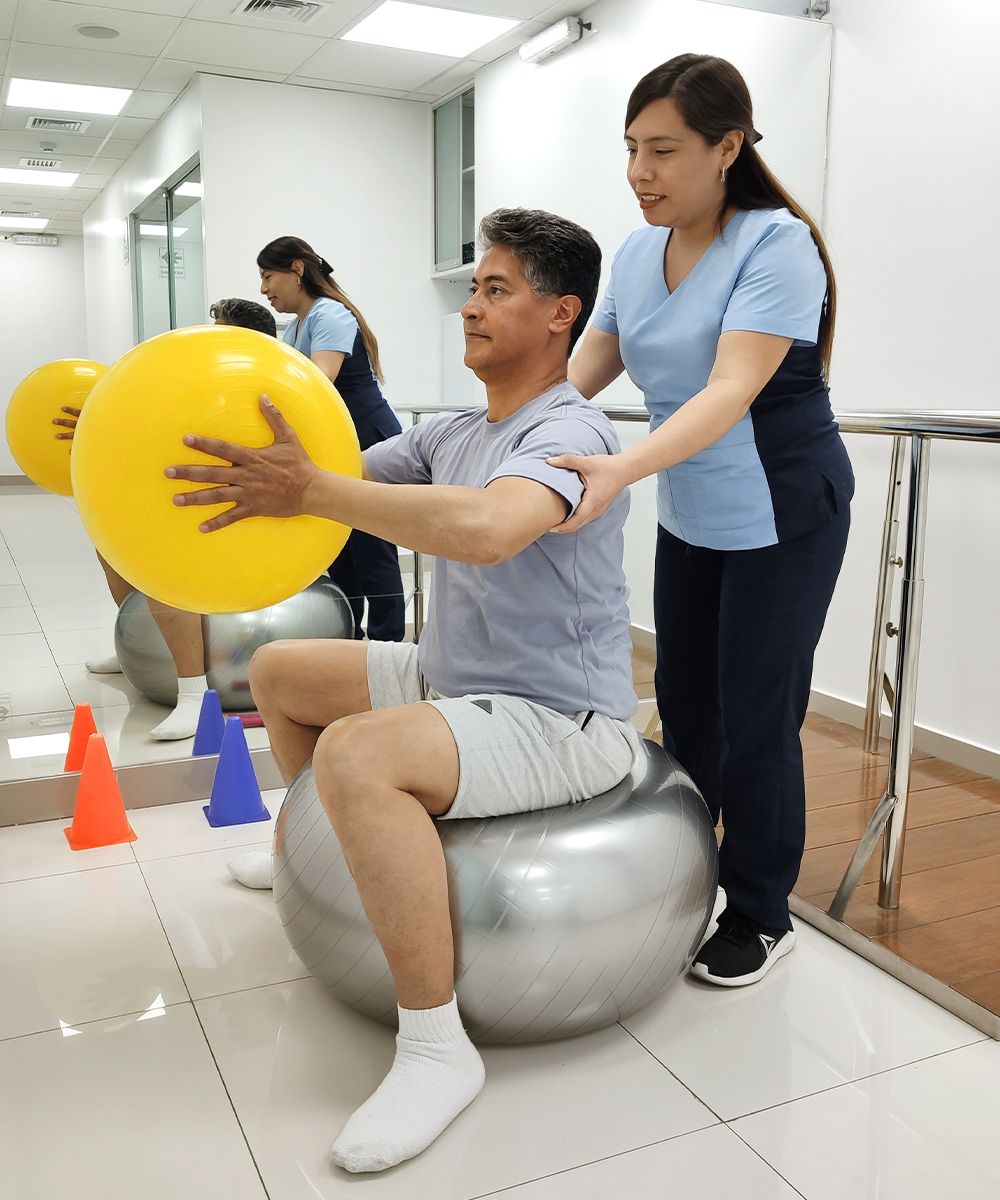 hombre con hernia discal en fisioterapia con especialista gimnasio