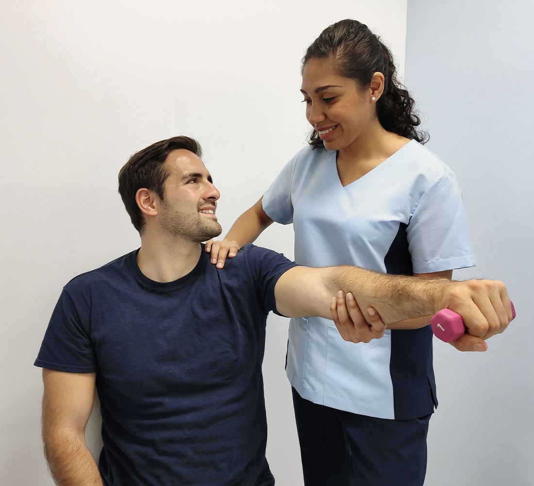 hombre en terapia física post fractura