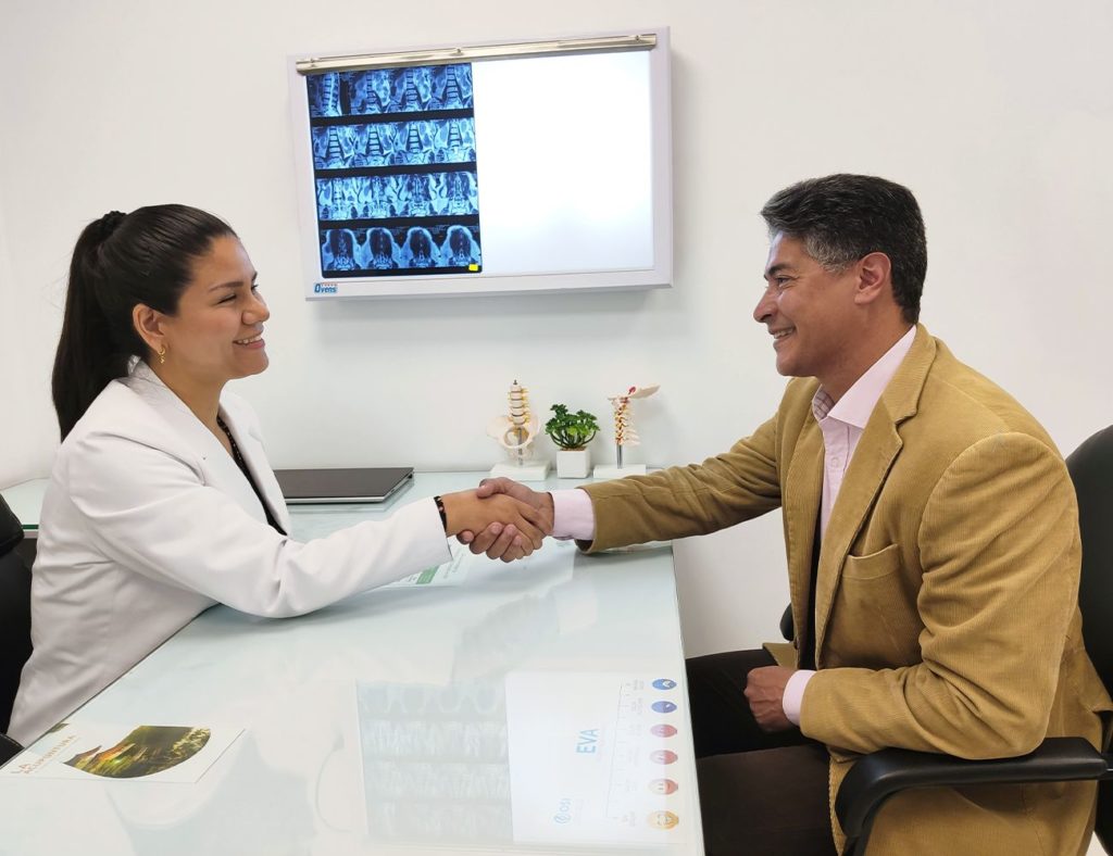 medico viendo radiografía de fractura con paciente