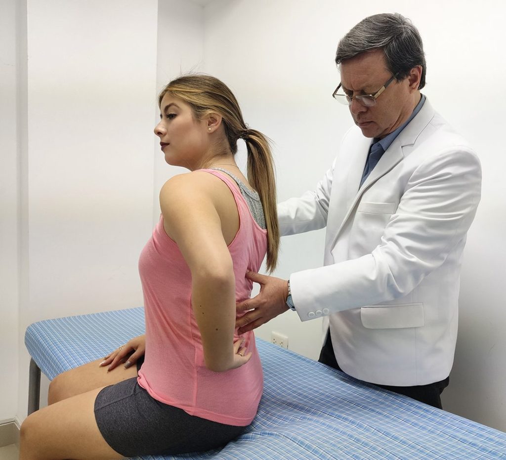 paciente en evaluación medica de dolor de espalda