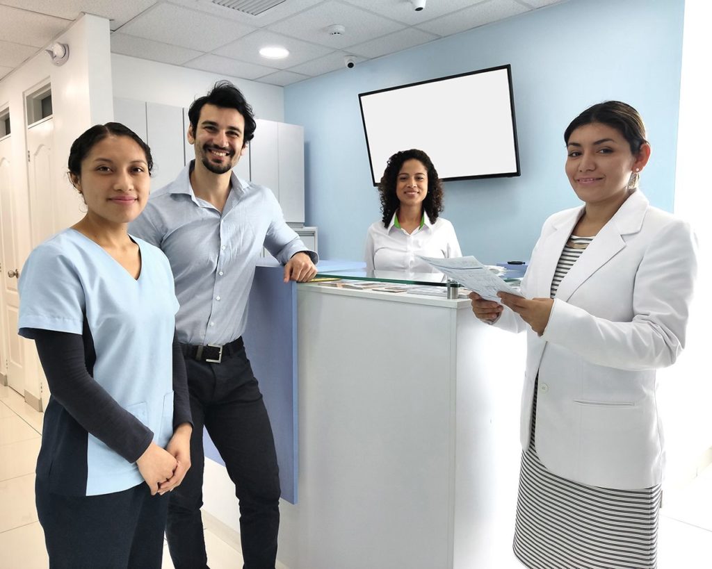 especialistas en tratamiento de espondilolistesi y paciente en sala de espera