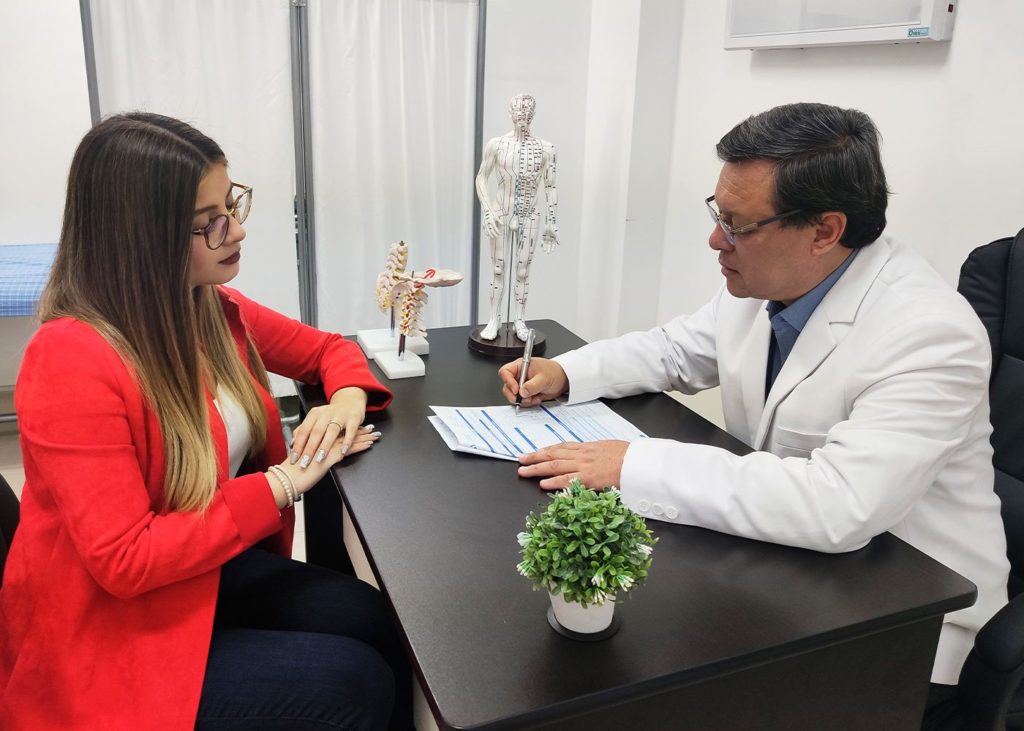 medico especialista en dolor lumbar con paciente