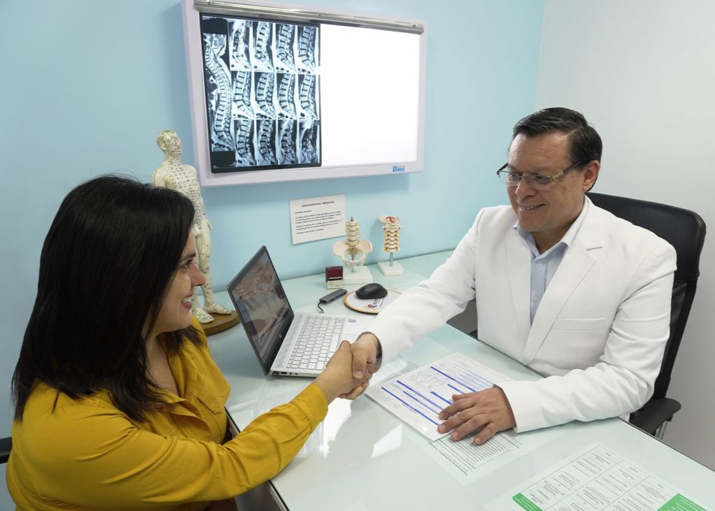 medico fisiatra y paciente en consultorio